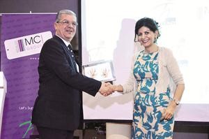 فارعة السقاف تكرم احمد العجوز