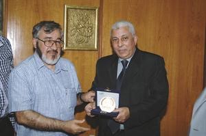 د احمد زغلول يقدم درعا للمتبرعين الكويتيين﻿