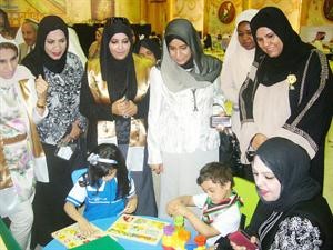 يسرى العمر خلال تجولها في معرض الوسائل التعليمية لذوي الاحتياجات الخاصة﻿