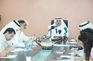 محمد الكندري وعدد من الزملاء الاعلاميين خلال المؤتمر الصحافي﻿