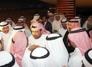 الشيخ احمد الفهد يصافح مستقبليه 	كمال مهدي﻿