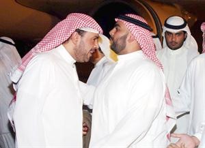 الشيخ فهد الاحمد يطبع قبلة على جبين والده﻿