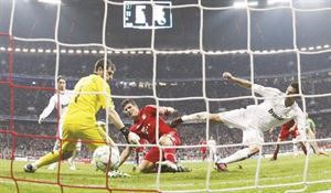 هدف مهاجم بايرن ماريوغوميز القاتل في مرمى حارس ريال مدريد ايكر كاسياس	اپ﻿