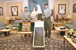 الشيخ مشعل الاحمد مكرما الرائد انور نايف والملازم اول هاني محمد﻿