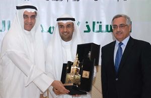 دنايف الحجرف ودعبدالرزاق النفيسي يكرمان احمد المليفي﻿