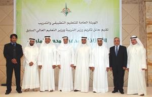 دنايف الحجرف ودعبدالرزاق النفيسي واحمد المليفي مع عدد من المشاركين﻿