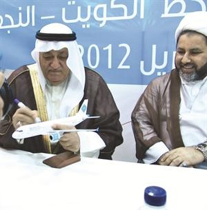 السفير علي المؤمن موقعا على طائرة الجزيرة خلال الحدث﻿