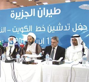 دمحمد حسين بحر العلوم وفائد الشمري يتوسطان مروان بودي وعلي المؤمن خلال الاحتفال بافتتاح الخط الجديد بين الكويت ومدينة النجف العراقية﻿