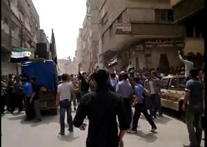 صورة بثها ناشطون لمظاهرة خرجت في عربين قالوا انها تزامنت مع زيارة المراقبين الدوليين﻿