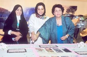 الفنانات الخليجيات الثلاث يقطعن كعكة المعرض﻿