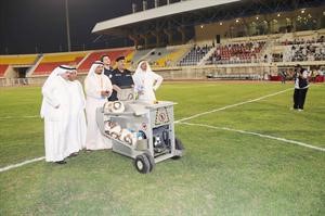 الحربان والجارالله والسهو يجربان ماكينة رمي الكرات للحراس
