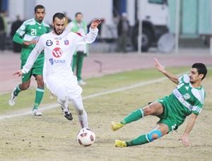 عبدالله الشمالي يقطع الكرة امام يعقوب الطاهر في لقاء سابق هاني الشمري
