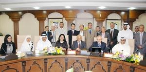 دعبداللطيف البدر ودرنا الفارس مع الحضور خلال توقيع العقد﻿