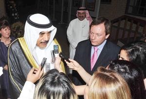 الشيخ صباح الخالد متحدثا الى الصحافيين﻿