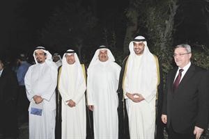 الشيخ محمد العبدالله والسفير العراقي محمد حسين بحر العلوم وعدد من الحضور 	متين غوزال﻿