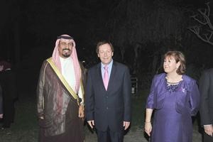 الشيخ علي الخالد مقدما التهاني﻿