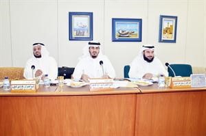 د جمعان الحربش وبدر الداهوم ود محمد الهطلاني اثناء اجتماع لجنة التعليم