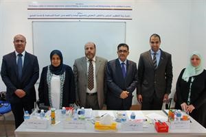 الملازم مشاري السمحان متوسطا اعضاء لجنة مناقشة الرسالة