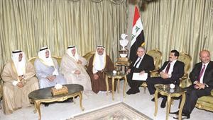 الشيخ ناصر صباح الاحمد خلال لقائه الرئيس جلال طالباني بحضور السفير علي المؤمن والوفد المرافق