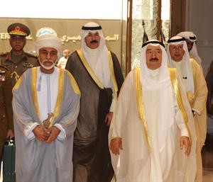 صاحب السمو الامير الشيخ صباح الاحمد خلال وداع السلطان قابوس بحضور الشيخ محمد الخالد والسفير احمد فهد الفهد﻿