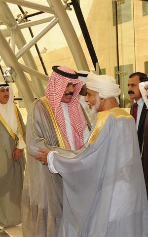 سمو ولي العهد الشيخ نواف الاحمد مصافحا السلطان قابوس﻿