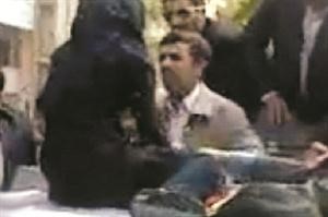صورة ماخوذة من الفيديو للمراة وهي جالسة امام نجاد على سقف عربته
