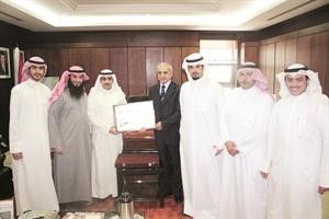 دطالب الصريع يتسلم درعا تكريمية من الطلبة الكويتيين﻿