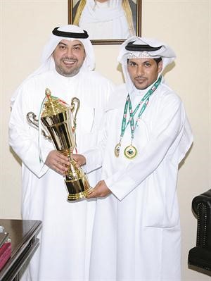 الشيخ طلال الفهد مكرما السبيعي عقب فوزه بذهبية بطولة غرب اسيا
