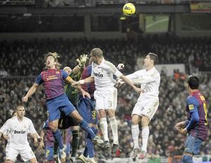 صراع فضائي بين لاعبي ريال مدريد وبرشلونة في كلاسيكو الدور الاول