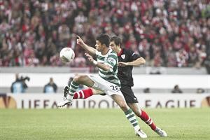 لاعب وسط سبورتينغ لشبونة اندريه مارتينز يستحوذ على الكرة بملاحقة مدافع اتلتيك بلباو بورخا اكيزا افپ