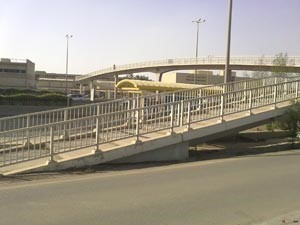 سيلانية لوحت بالانتحار من أعلى جسر للمشاة فاستنفرت الأمن والإطفاء والطوارئ الطبية