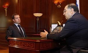 الملياردير اليشر عثمانوف مع الرئيس الروسي ديمتري ميدفيديف﻿