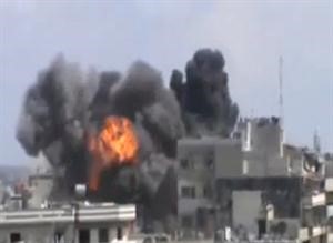 صورة بثها ناشطون لالسنة اللهب والدخان تتصاعد جراء قصف حي الخالدية في حمص امس