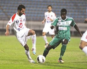 السنغالي قادر فال في محاولة مرور من وليد علي هاني الشمري