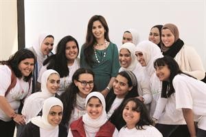 الشيخة بيبي الصباح تتوسط الفريق﻿