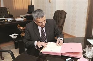 دابراهيم هادي لا يتوقف عن العمل حتى اثناء اللقاء الصحافي