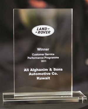 «لاند روفر» تمنح جائزة أفضل برنامج خدمة عملاء لعام 2011 إلى  «علي الغانم وأولاده للسيارات» للمرة الثانية خلال عامين