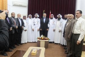 محسام الخرافي واسماعيل هنية مع مهندسي البلدين
