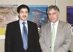السفير يوسف عبدالصمد خلال لقائه السفير كارلوس سيجليا
