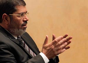دمحمد مرسي اثناء المؤتمر الصحافي امس رويترز
