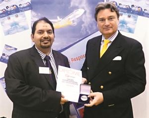 المخترع عادل العابدين يتسلم الجائزة﻿