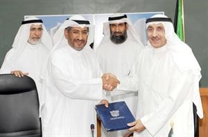 ماحمد الجسار ودناجي المطيري بعد توقيع العقد
