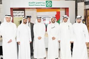 مرزوق الغانم في جناح بيت التمويل
