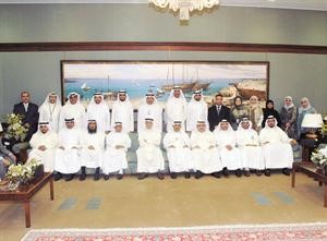 عبدالعزيز العدساني مع المشاركين في ورشة العمل﻿