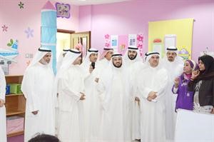 محمد الكندري وعدد من النواب واعضاء المجلس البلدي خلال مشاركتهم في افتتاح روضة حنين 
