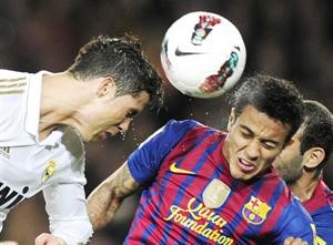 نجم ريال مدريد كريستيانو رونالدو تالق وقاد الملكي للفوز على برشلونة وفي اللقطة يصارع اليكس سانشيز على الكرة افپ
