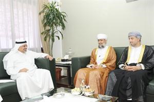 جمال الشهاب مستقبلا الوفد العماني