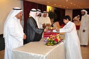 دعادل الفلاح مكرما احد الطلبة المتفوقين سعود سالم