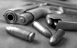 خليجي حسم خصومة أبناء العمومة بـ 13 طلقة ومجهول سبّ نقيباً بالداخلية في الشارع العام