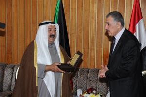 رئيس برلمان كردستان يقدم هدية تذكارية الي الشيخ ناصر صباح الاحمد ﻿